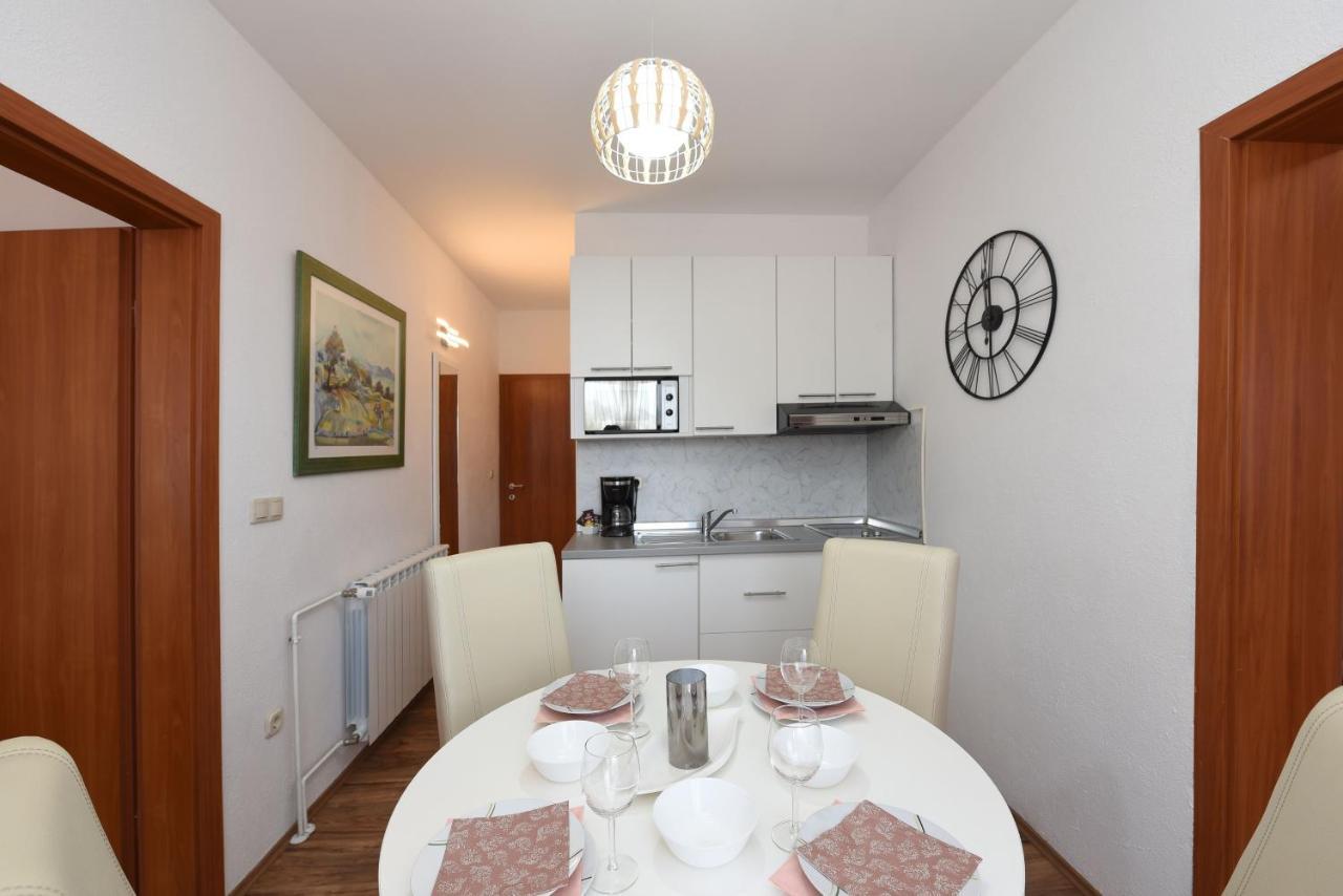 Apartments By The Sea Starigrad, Paklenica - 16421 Zewnętrze zdjęcie