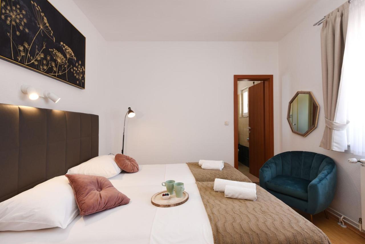 Apartments By The Sea Starigrad, Paklenica - 16421 Zewnętrze zdjęcie